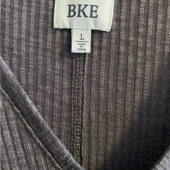BKE Buckle Gray Two Toned Waffle Tank Top V-Neck Womens Large Great condition - Picture 3 of 8